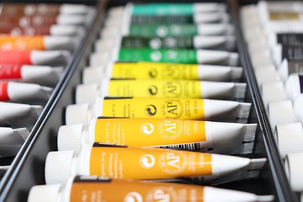 Zaopatrujemy twórców: jak najefektywniej korzystać z oferty sklepów dla plastyków?